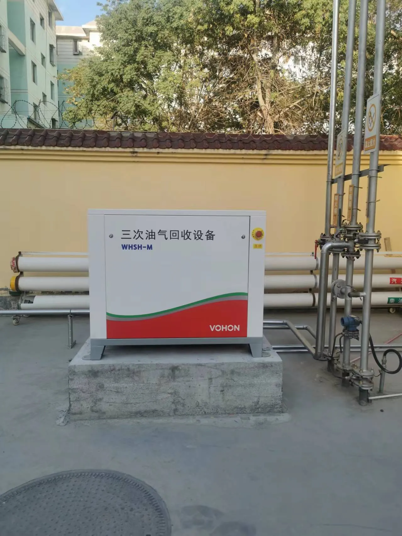 Electrical cabinet with circuit breakers on a vapor recovery unit